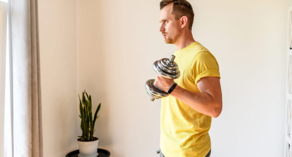 How a beginner gained muscle with just dumbbells at home