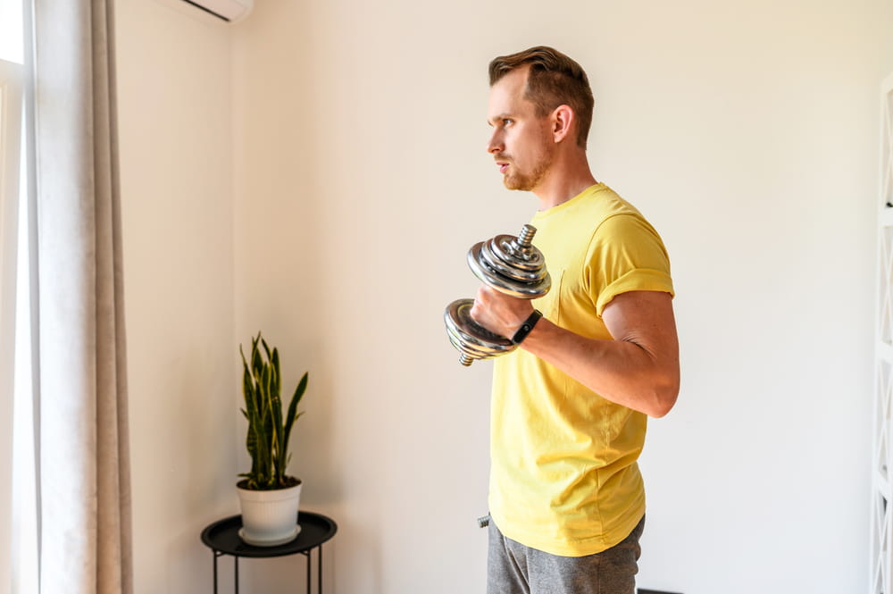 How a beginner gained muscle with just dumbbells at home